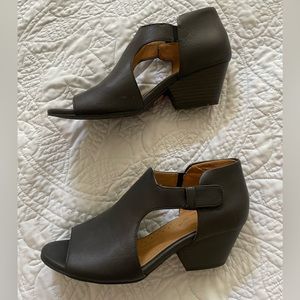 Natural Soul Daya peep toe black bootie size 8